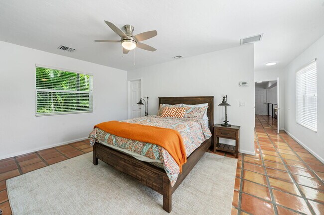 Building Photo - 49 River Dr