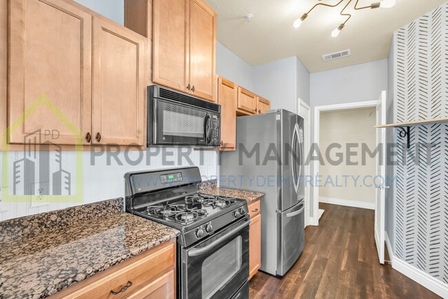 Building Photo - Spacious 2 (or 3!) Bed Condo in Gated Comm...