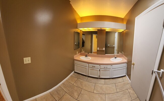 Building Photo - 5 Bedroom 3 Bath close to Poly, hiking and shopping!!