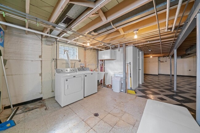 Building Photo - 5747 S Mobile Ave