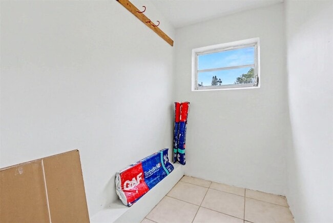 Building Photo - 6821-6825 NW 11th Place Unit 6825