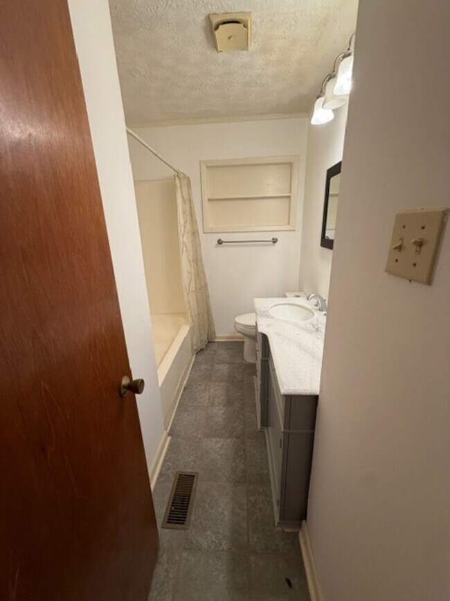 Building Photo - Charming 3 Bed, 2 Bath Warner Robins Home!