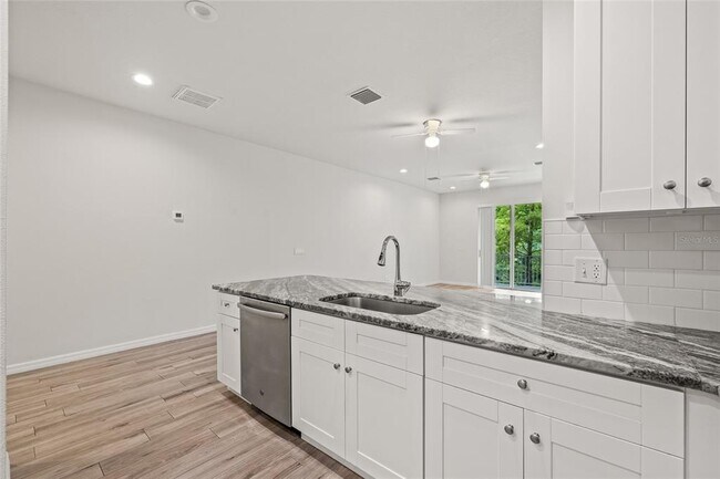 Building Photo - 1950 Lake Ridge Blvd