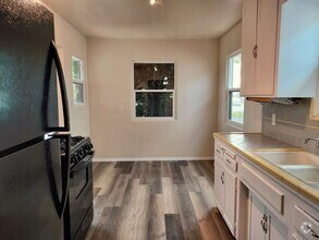 Building Photo - South Park Area 2 Bedroom Cottage w/Garage