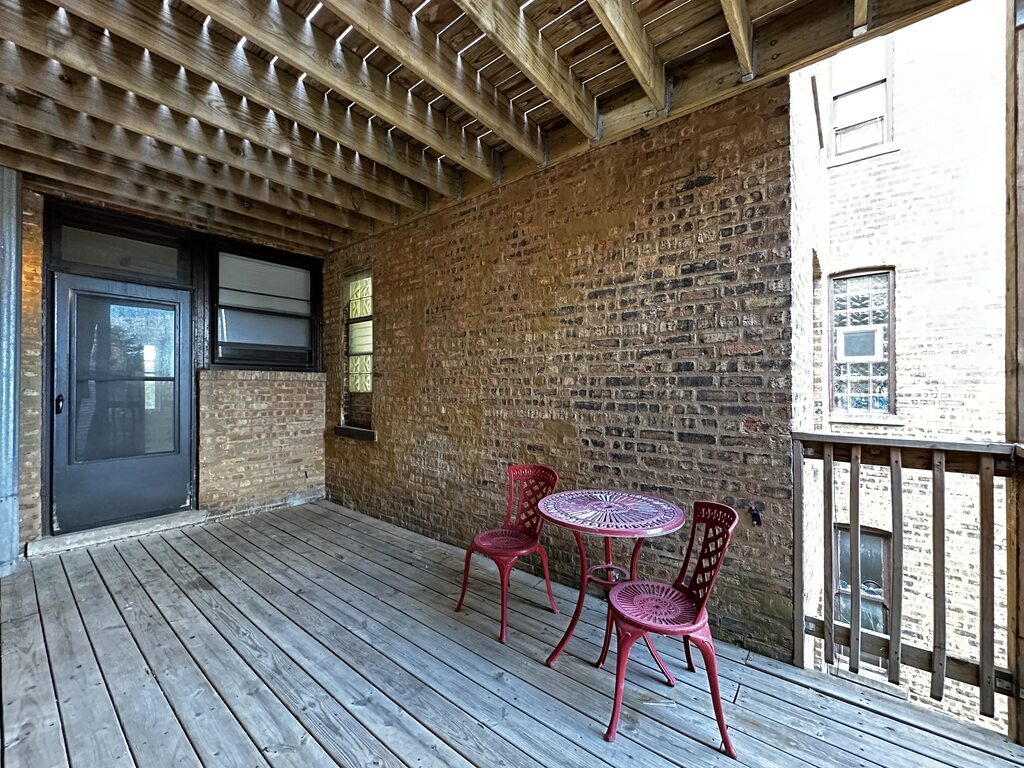 Building Photo - 2633 W Ainslie St