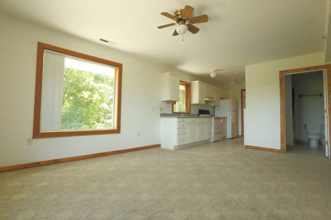 Building Photo - Spacious upper 3-bedroom unit with 2 full ...