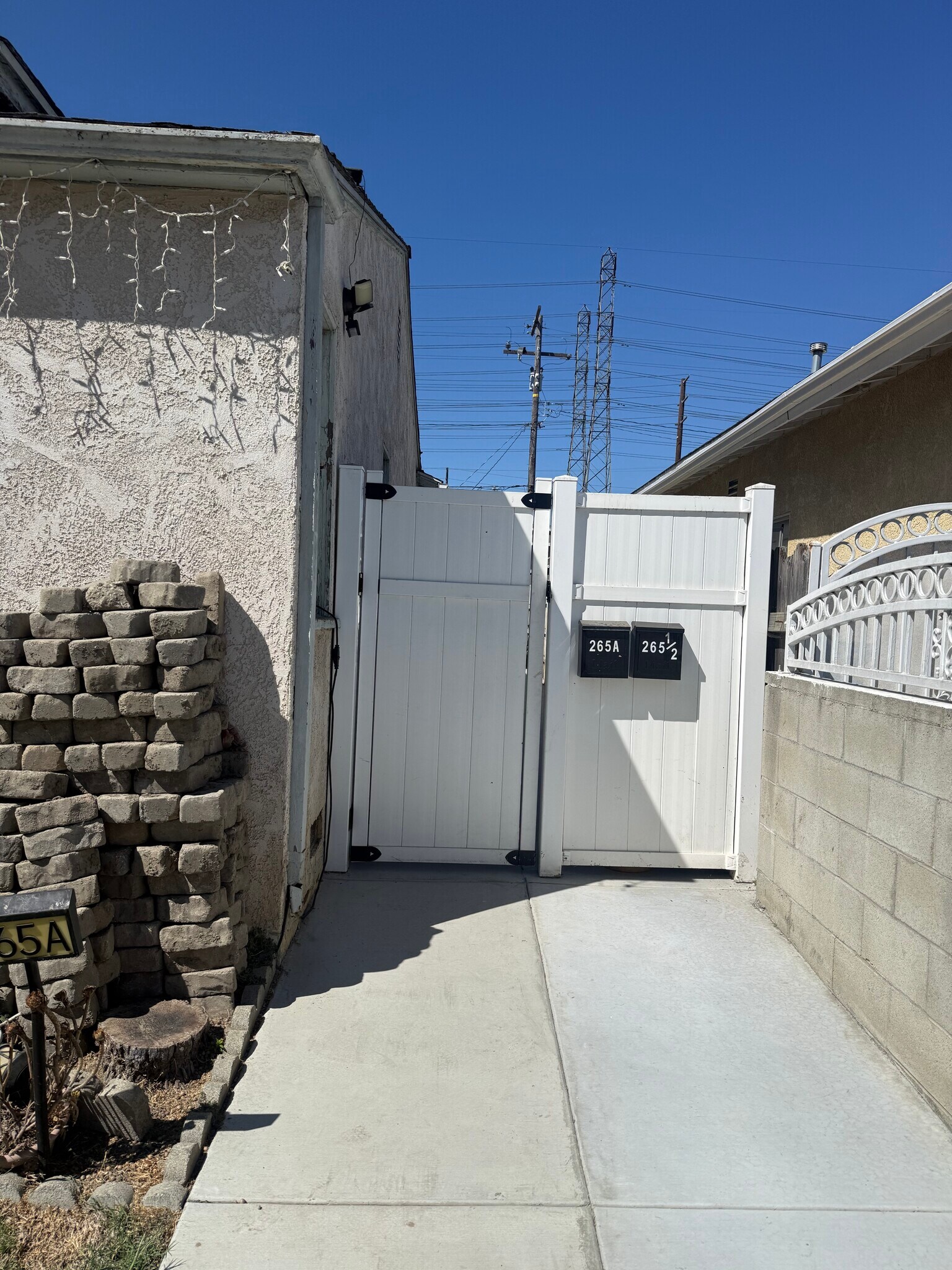 Building Photo - 265 E 69th Way