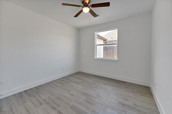 Building Photo - 939 Lake View Dr