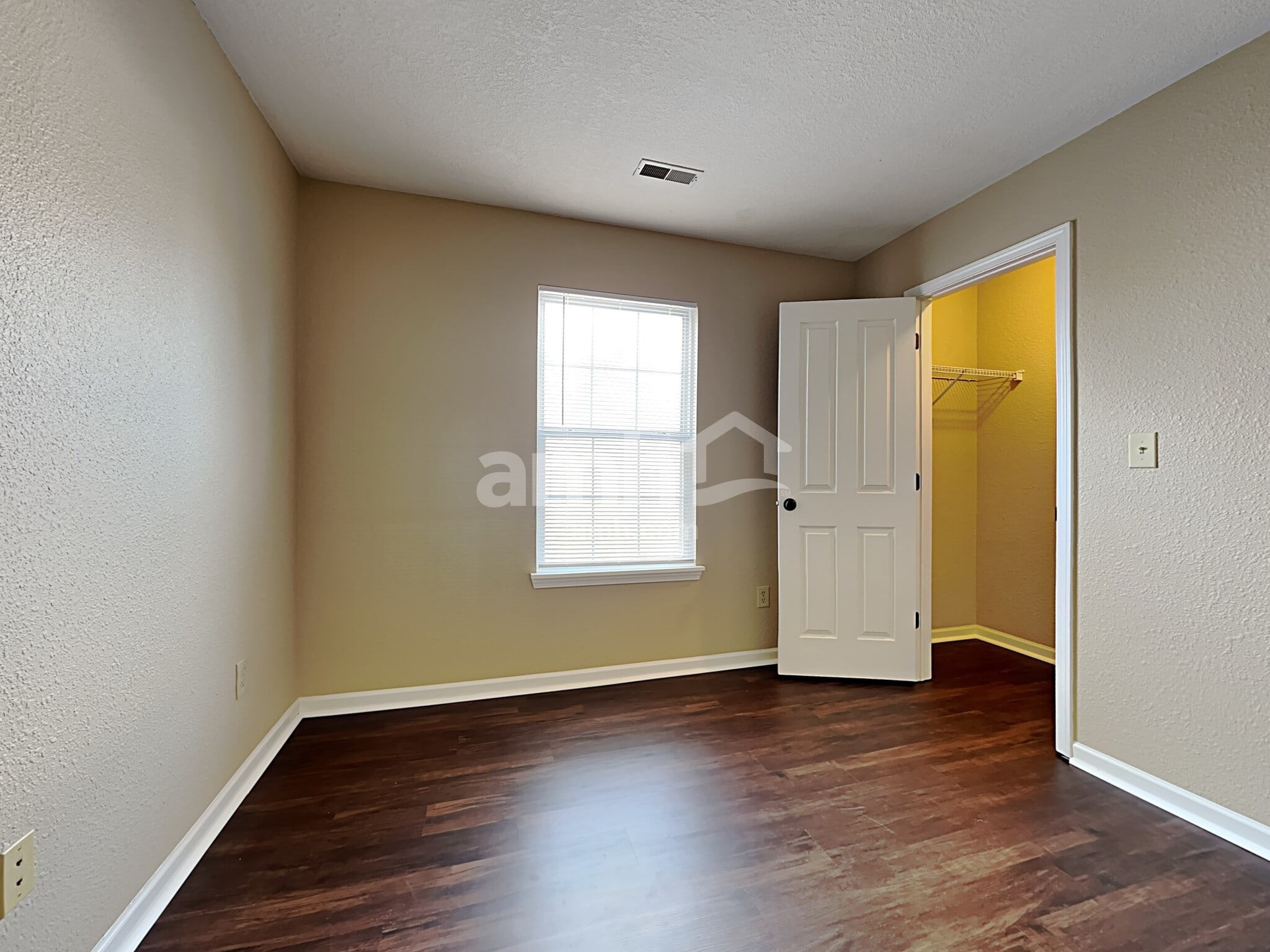 Building Photo - 220 Longview Bend