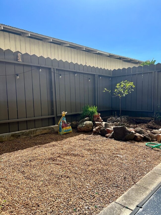 Building Photo - Charming 1/1/1 Ground Floor Unit with Lanai & Yard