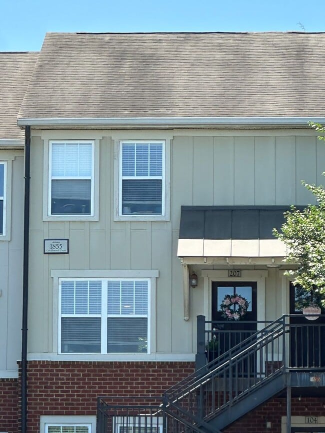 Building Photo - Woodlands Condo