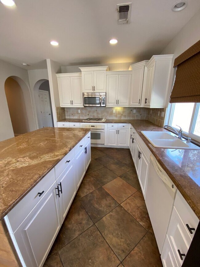 Building Photo - NW Visalia Home Rent Ready! !