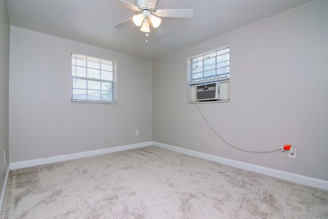 Building Photo - Great Location - 1 Bedroom 1 Bath Duplex w/ Backyard