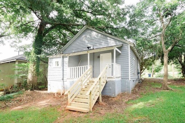 Building Photo - Move-in special: 50% off 1st month's rent – Newly Renovated 2 Bedroom Home!
