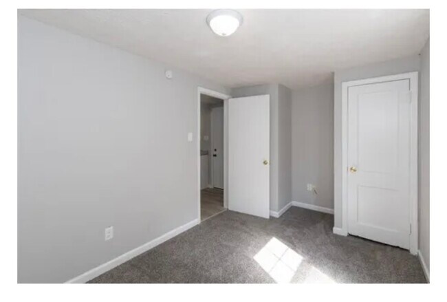 Building Photo - 1033 N Belmont Ave