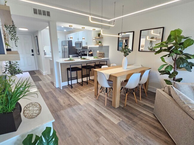 Building Photo - Gorgeous Seasonal Short-Term 2 Bedroom 2 Bathroom 2nd Floor Condo with Golf Transfer at Farmingto...