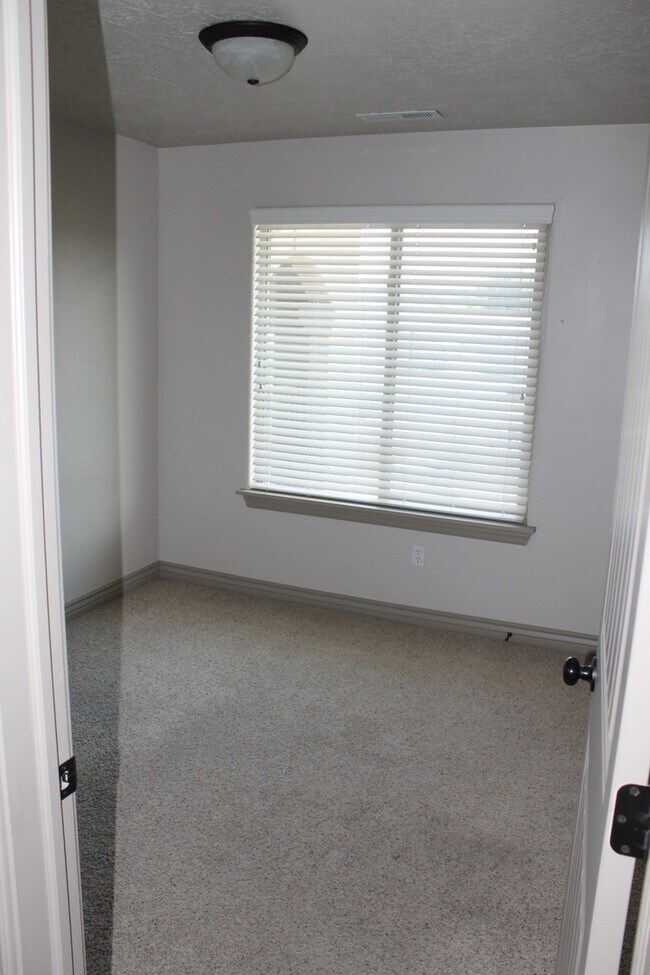 Building Photo - 825 S 90 E