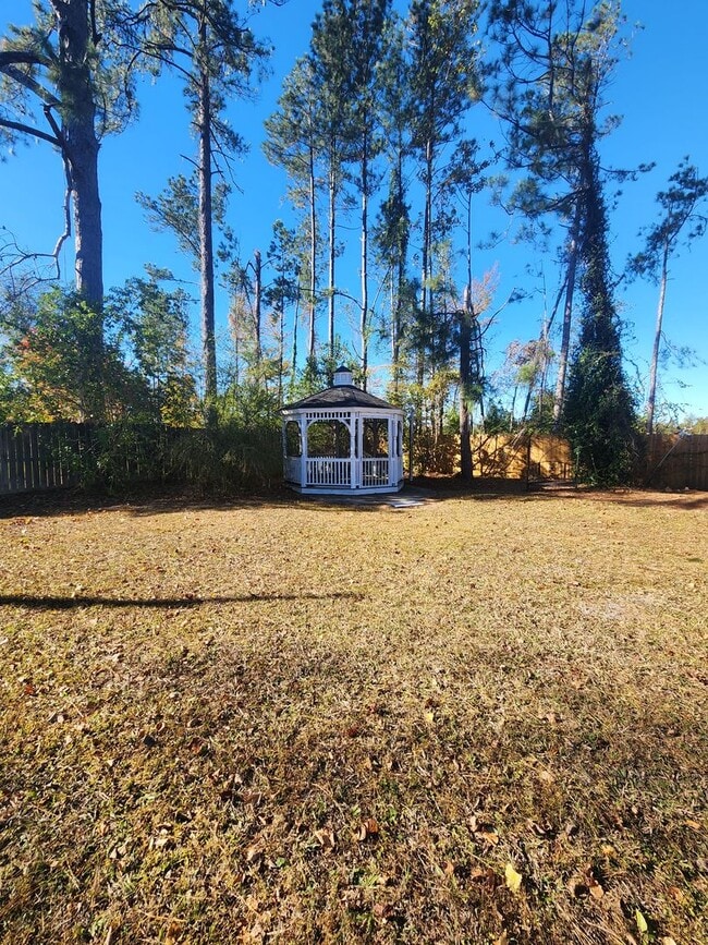 Building Photo - Spacious 4BR Home with New LVP Flooring an...