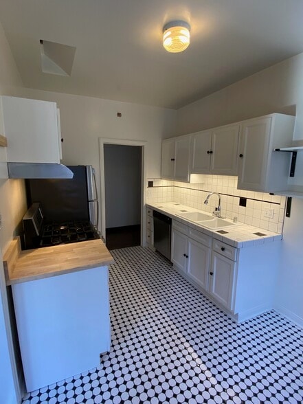 KITCHEN - 2570 N Beachwood Dr