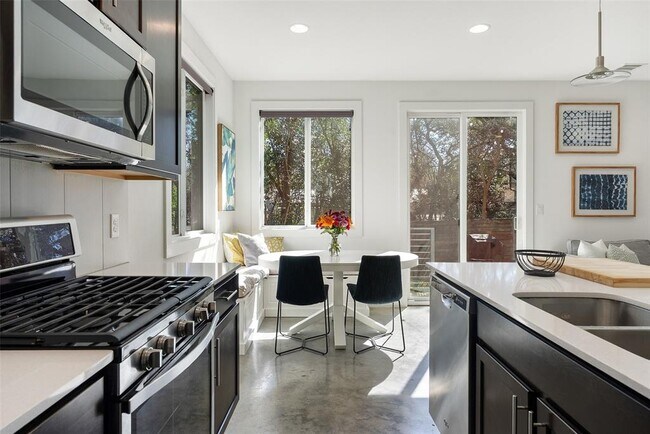 Building Photo - 402 El Paso St