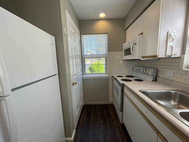 Building Photo - 2 bedroom 2 bath Apartment for Rent in Branson, Missouri -  Walk IN