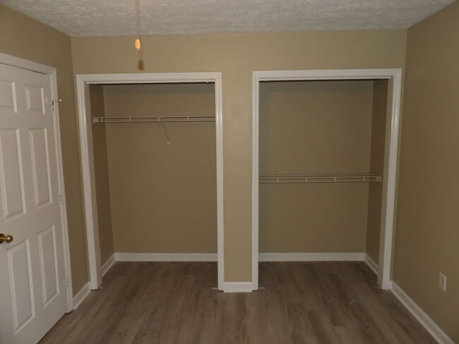 Building Photo - 244 Meadowview Dr