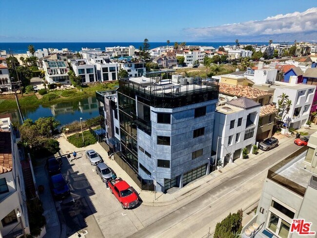 Building Photo - 5115 Vía Donte