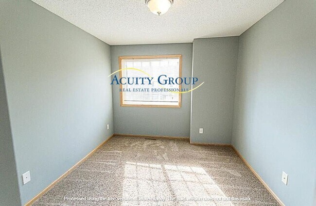 Building Photo - 3BR, 2 1/2 BA Townhome