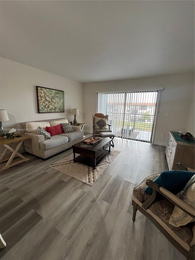 Building Photo - 4950 E Sabal Palm Blvd