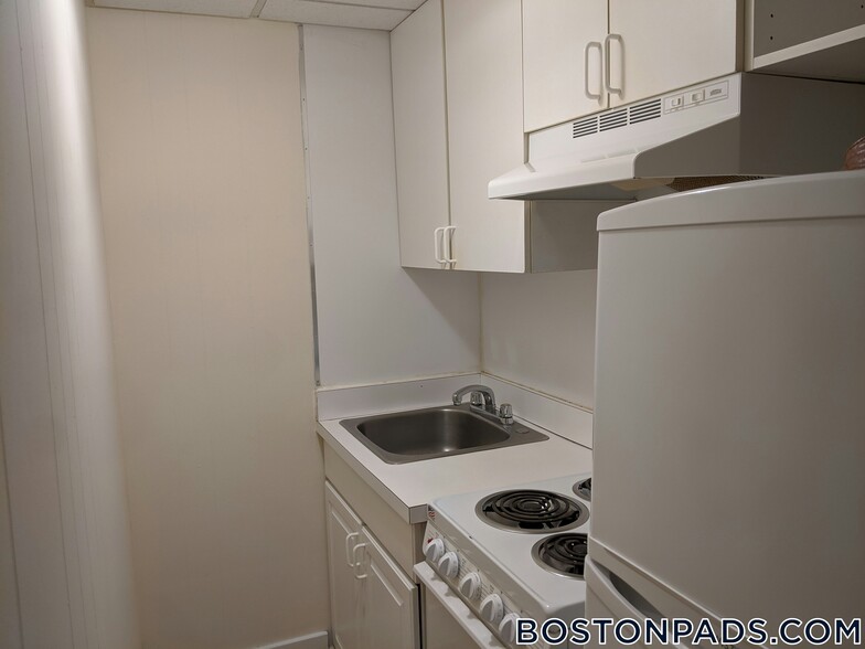 Building Photo - 62 Boylston St