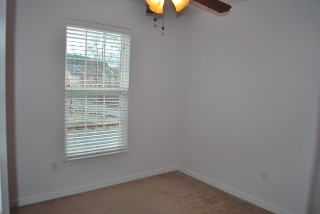 Building Photo - -- AVAILABLE SOON!  SPACIOUS 3 BED 2.5 BAT...
