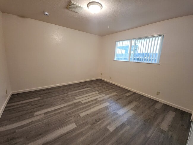 Building Photo - 615 Cowles Ave