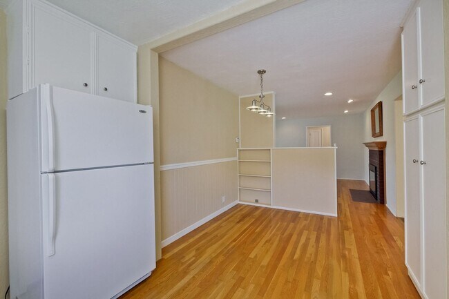 Building Photo - Awesome Home Located in a Quiet Tree Line ...