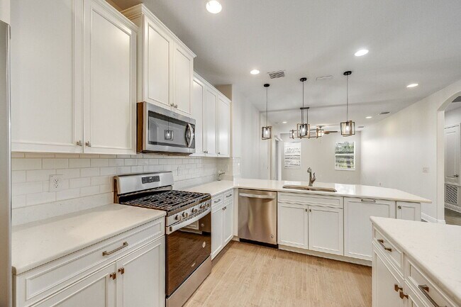 Building Photo - Loren Cove Villa