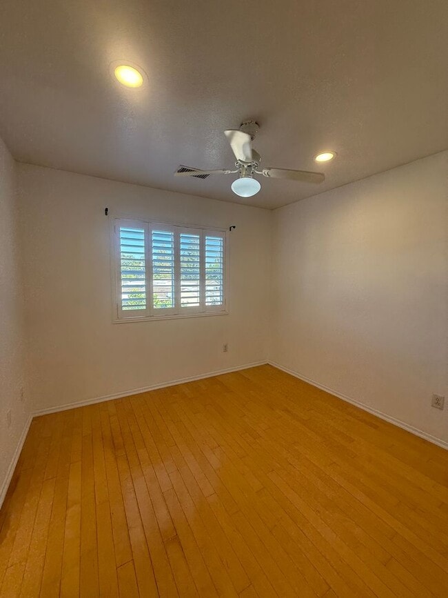 Building Photo - 3 bed, 2 1/2 bath home in East Simi Valley