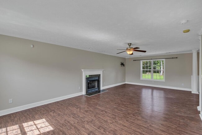 Building Photo - Large 3 bedroom with BONUS room!