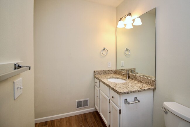 Building Photo - Sylvania 3 Bed/2.5 Bath Townhouse/Condo wi...