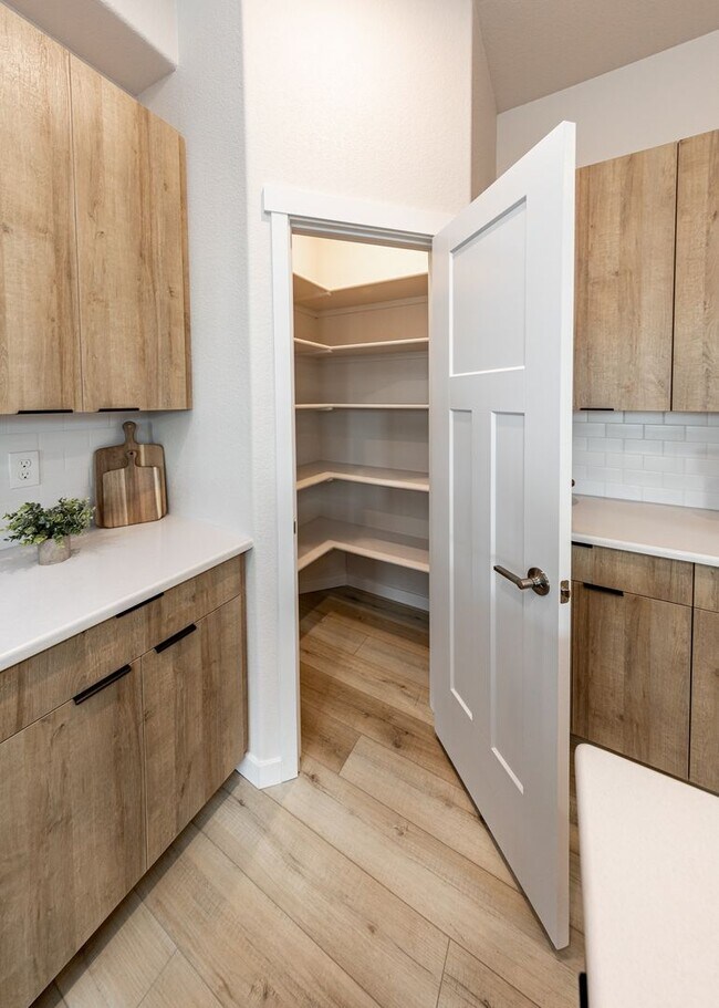 Building Photo - 3 Bedroom End Unit Luxury Townhome in Moun...