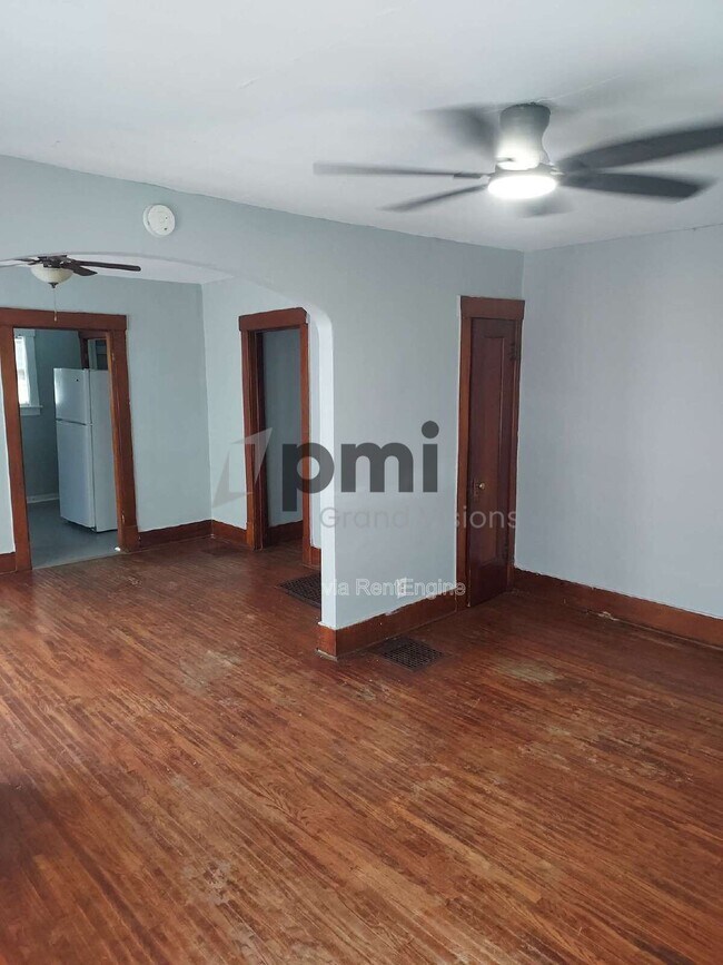 Building Photo - 875 W Waggoner St