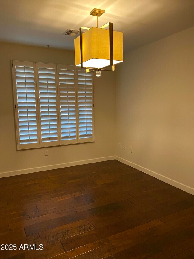 Building Photo - 4909 N Woodmere Fairway
