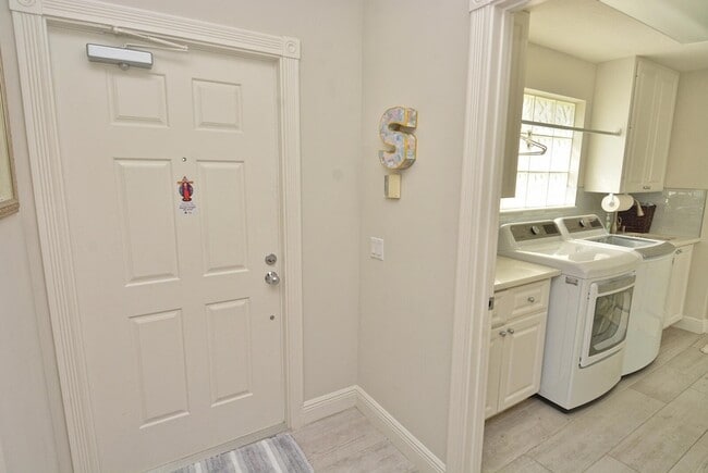 Building Photo - 1020 SW Balmoral Trce