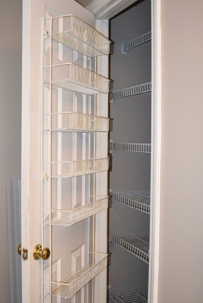 Building Photo - 2 BR, 2 BA Pemberton Oaks Condo