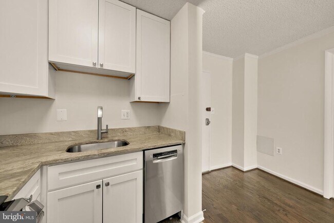 Building Photo - 1239 Vermont Ave NW