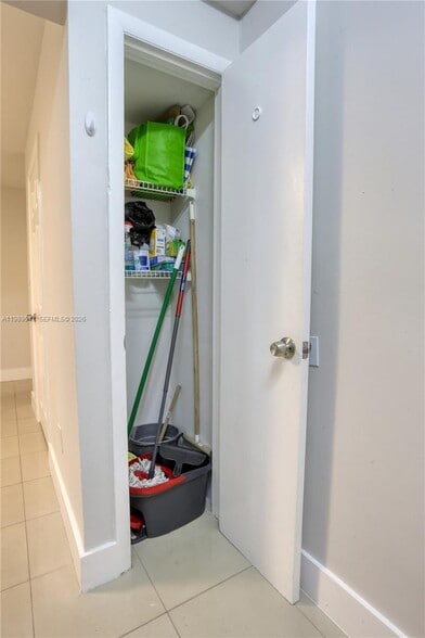 Building Photo - 9170 Fontainebleau Blvd