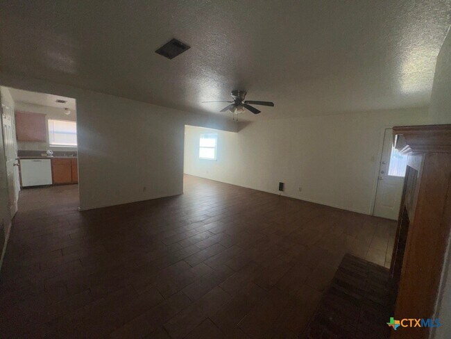 Building Photo - 3804 Captain Dr