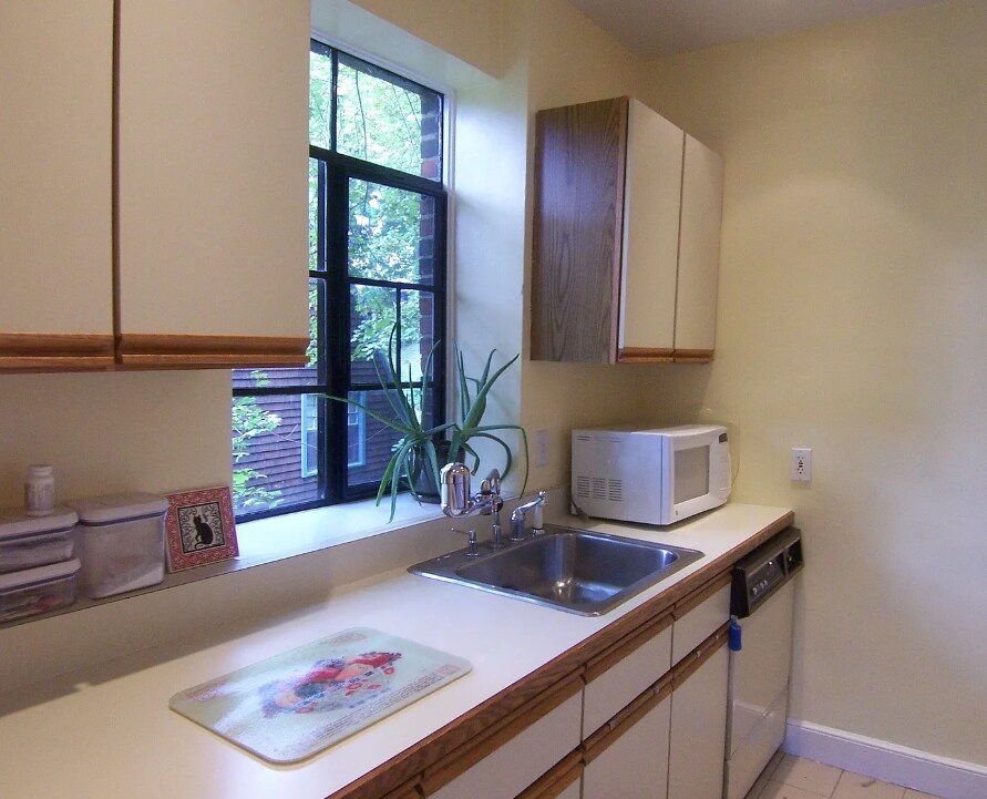 Building Photo - 97 Strathmore Rd