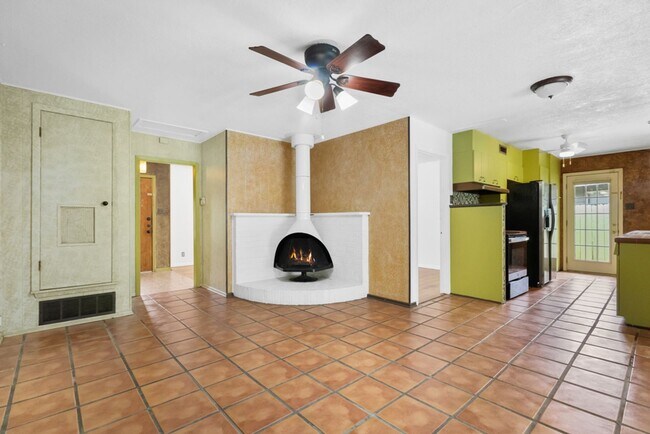 Building Photo - 2 Bed/2 Bath in Northeast Park Subdivision w/ pool