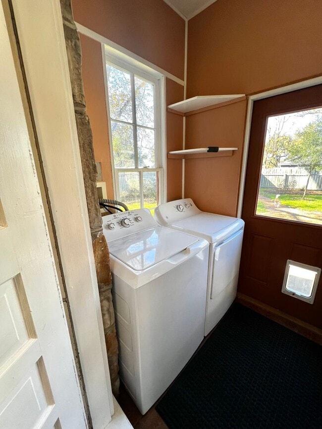 Building Photo - Charming 1940s Bungalow