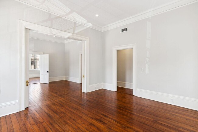 Building Photo - Historic One Bedroom Apartment in Downtown Savannah