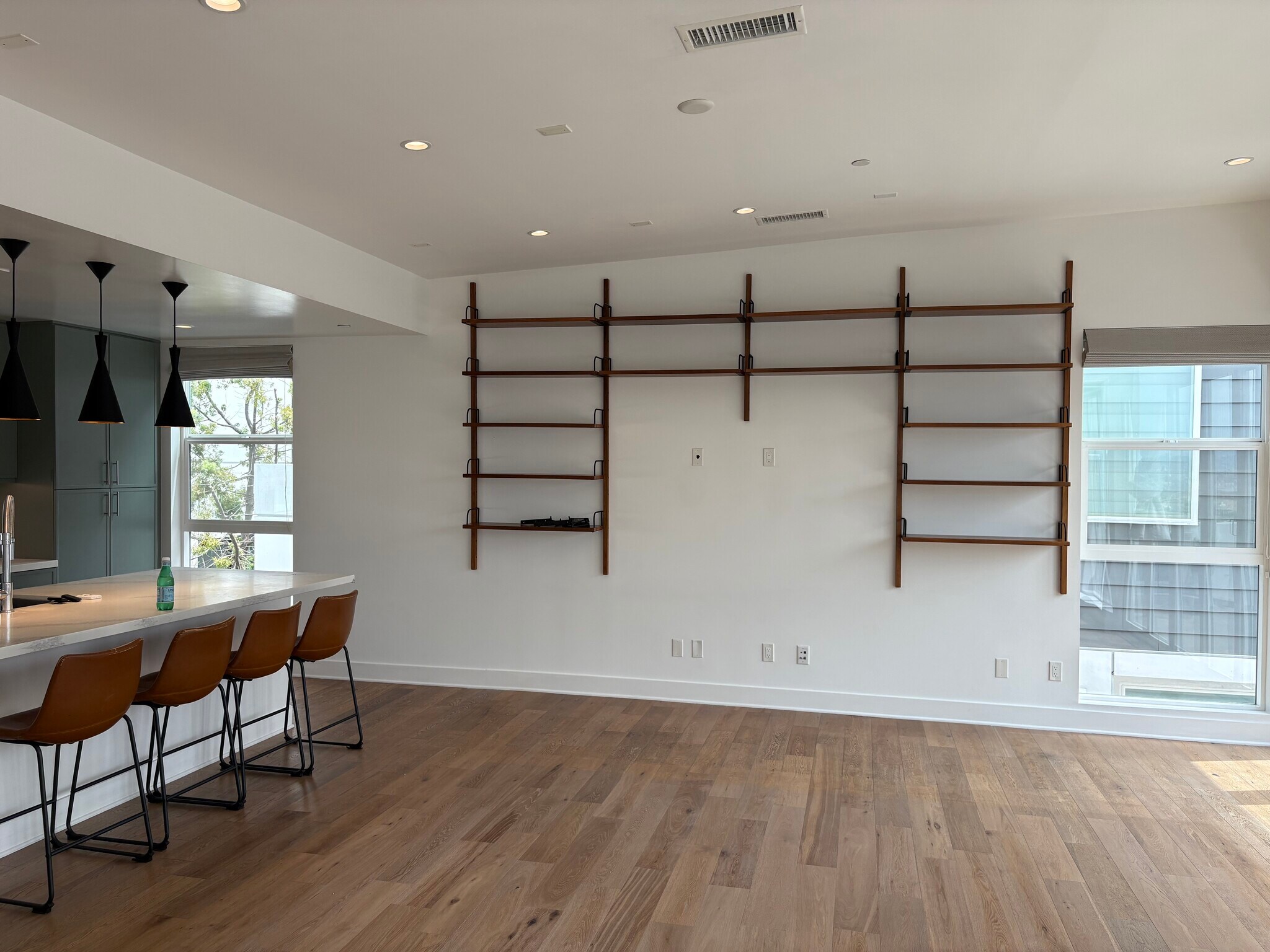 Building Photo - 857 1/2 Hyperion Ave